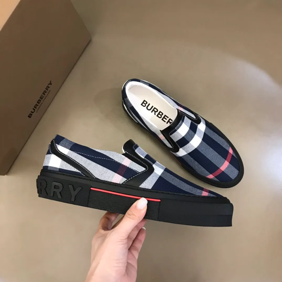 ¥380▫️B’s men’s classic low-top sneakers are reinterpreted in Vintage plaid cotton material and decorated with a new brand logo. First-grain cowhide lining, embossed Burberry lettering logo on the heel, original outsole! 38-45